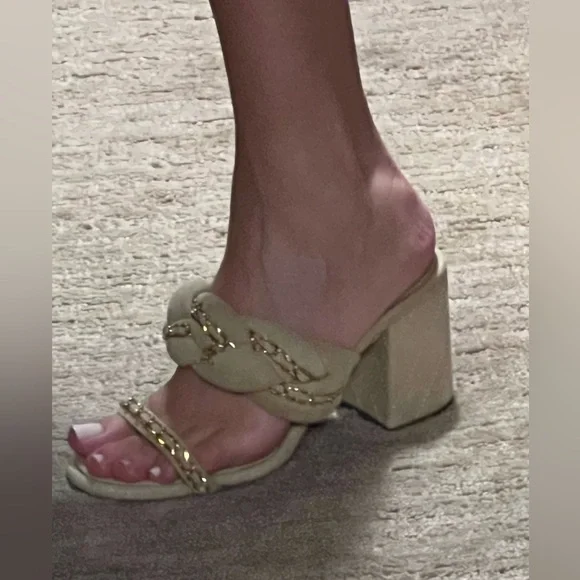 Chanel suede heels with hardware - Picture 5 of 8